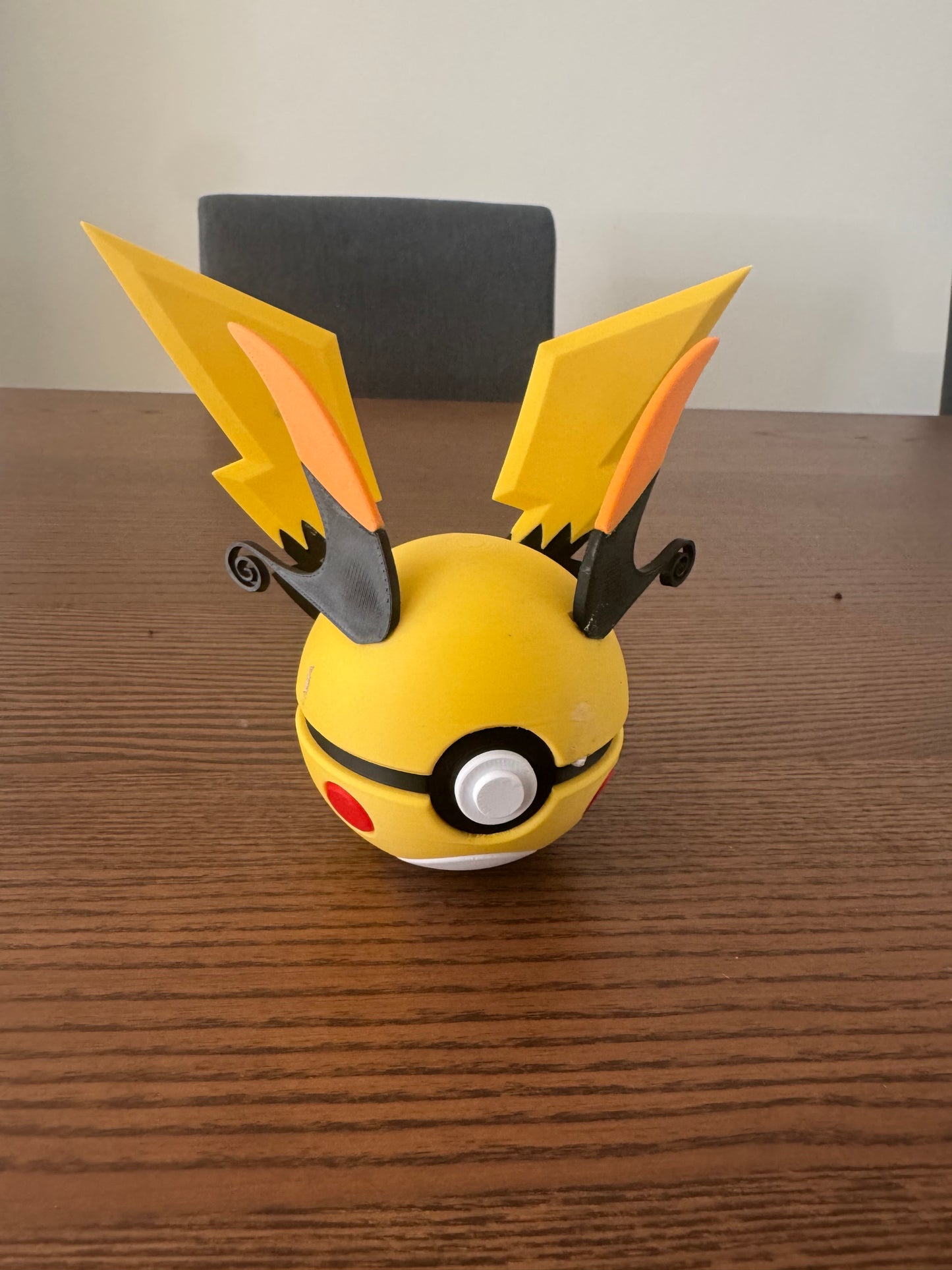 Raichu Poké Ball Display